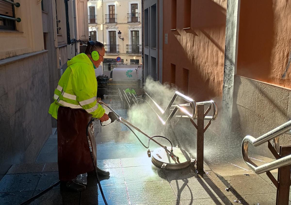 Operarios limpian las inmediaciones de la calle San Antón.