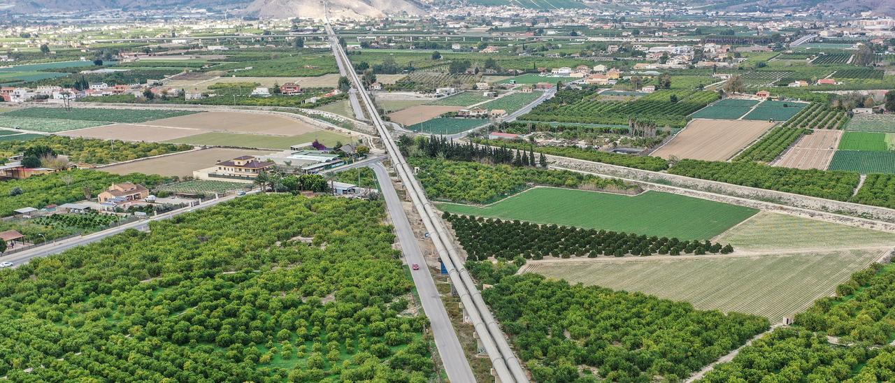 Vista aérea de los tubos del trasvase a su paso por Orihuela.