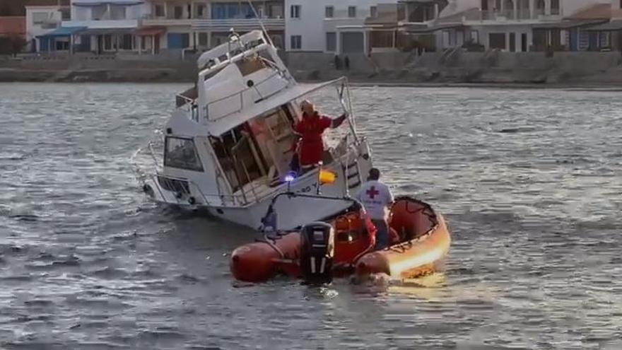 El barco comenzó a hundirse este viernes por la tarde