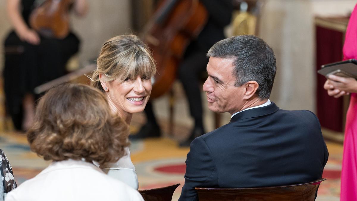 El presidente del Gobierno, Pedro Sánchez, y su mujer, Begoña Gómez, durante la imposición de condecoraciones con ocasión del X aniversario de la Proclamación de Su Majestad el Rey.