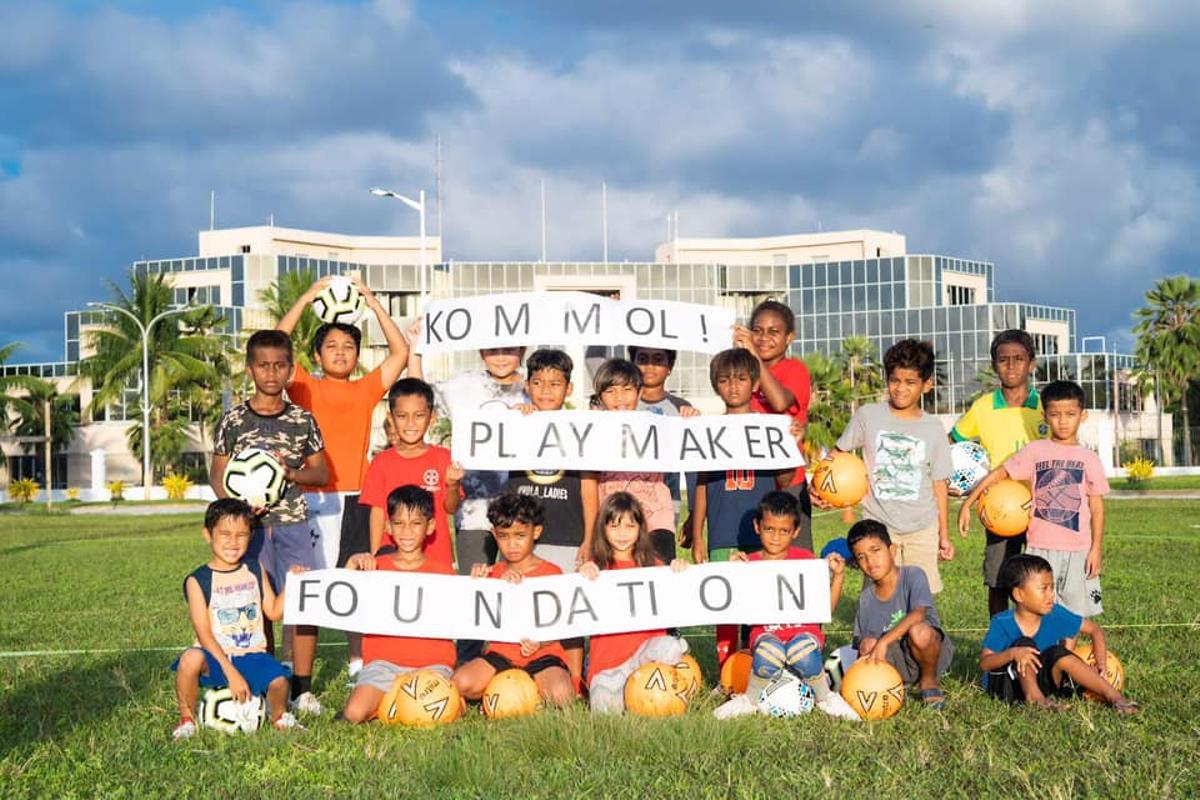 Un grupo de niños practicando fútbol gracias al proyecto de la Marshall Islands Soccer Federation.