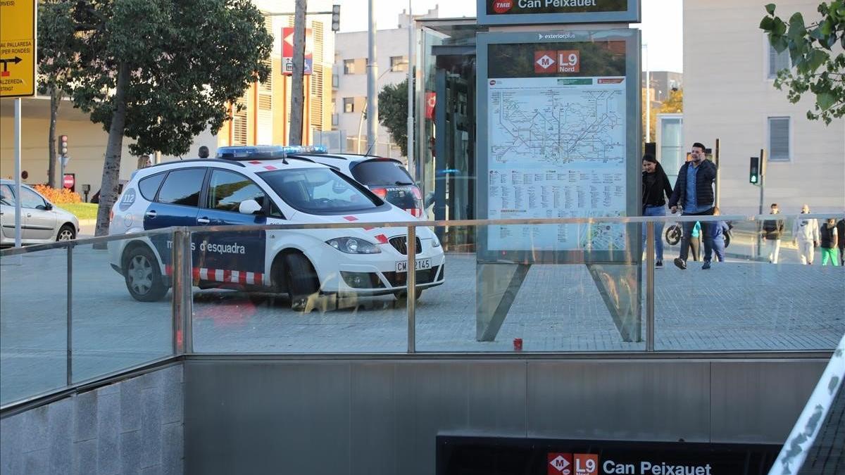 Agentes de los Mossos en la estación de metro de Can Peixauet de Santa Coloma de Gramenet.