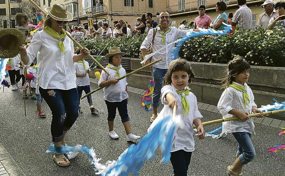 Manacor despide las Fires i Festes con un desfile de carrozas