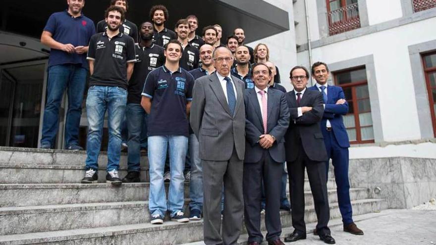 La plantilla del Oviedo Baloncesto posa en el balneario de Las Caldas con los directivos de Unión Financiera.