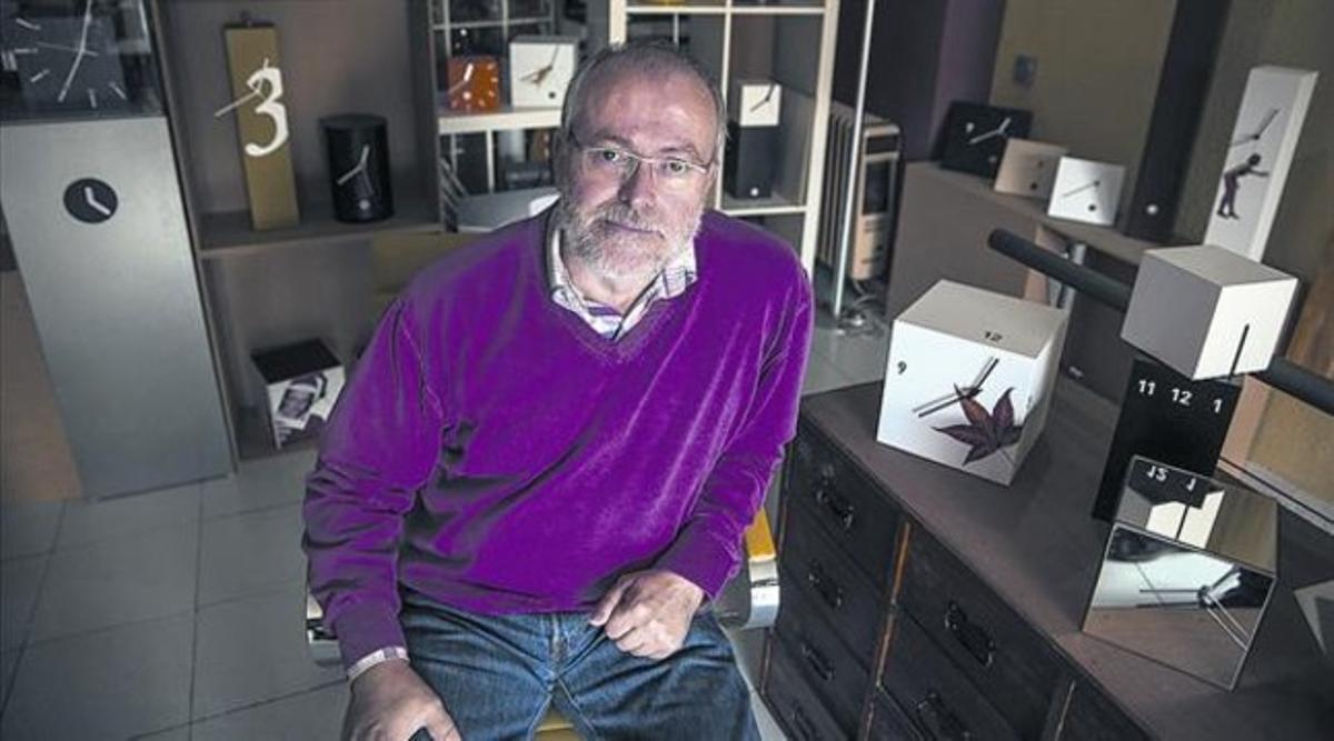 EL DISSENYADOR RELLOTGER.Josep Vera, amb un dels seus productes a les seves oficines, a Terrassa. EL DISSENYADOR RELLOTGER.Josep Vera, amb un dels seus productes a les seves oficines, a Terrassa.