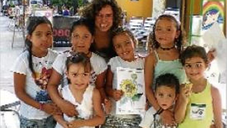 Planten una llavor de gira-sol al taller infantil de Quin Passeig