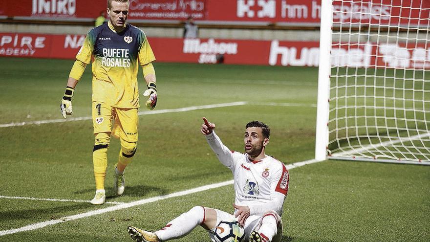 Rodri, con la Cultural, ante el Rayo Vallecano.