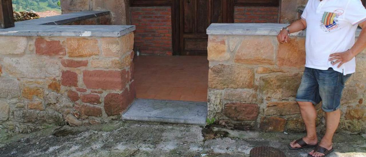 Mael García, junto al hueco para el árbol abierto frente a la capilla de Tabayes.