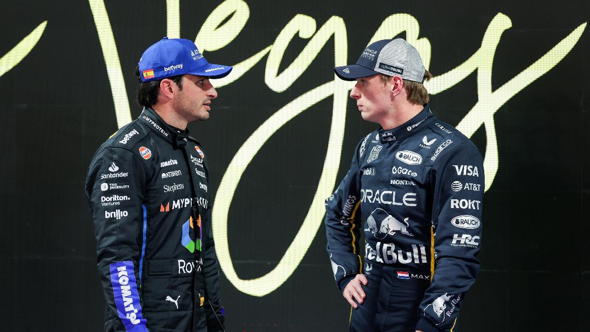 Sainz charla con Verstappen tras la sesión de clasificación en Las Vegas