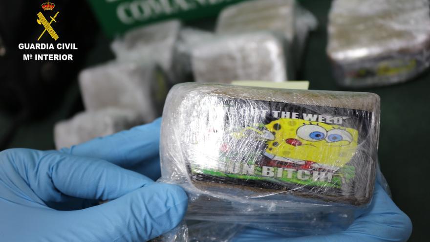 La Guardia Civil intercepta 5 kilos de hachís empaquetados con papel film de Bob Esponja.