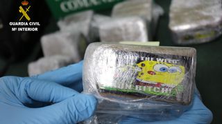 La Guardia Civil intercepta 5 kilos de hachís en Castrillón empaquetados con papel film de Bob Esponja