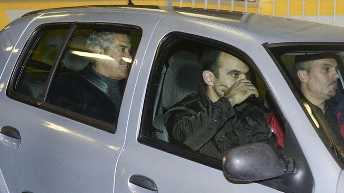 Sócrates (detrás) abandona el juzgado tras ser interrogado en un coche policial, para regresar a la prisión, el 23 de noviembre.