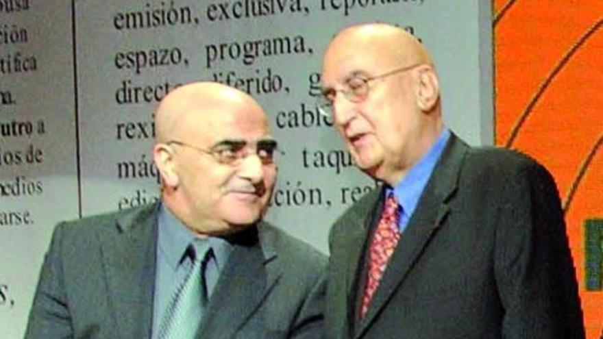 Cameselle (i,) y Ramón Acuña, tras recibir el Premio Galicia en 2005.