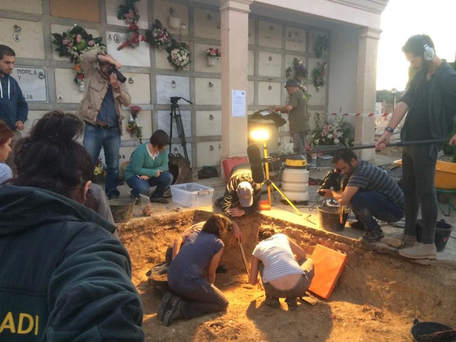 Tareas de exhumación en la fosa de Porreres