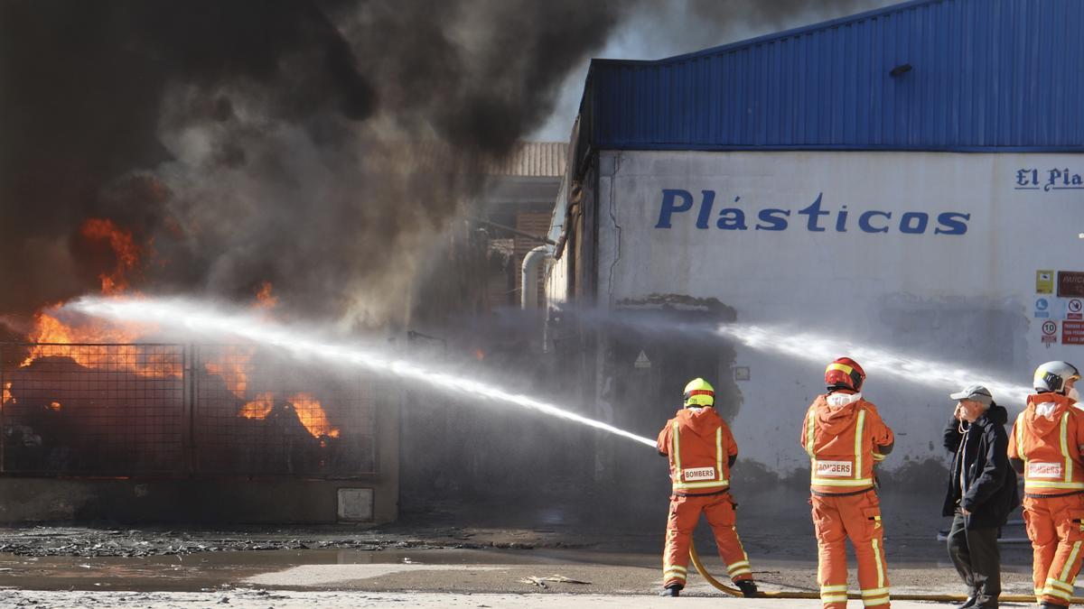El fuego de un incendio industrial devora una fábrica en Alcàsser