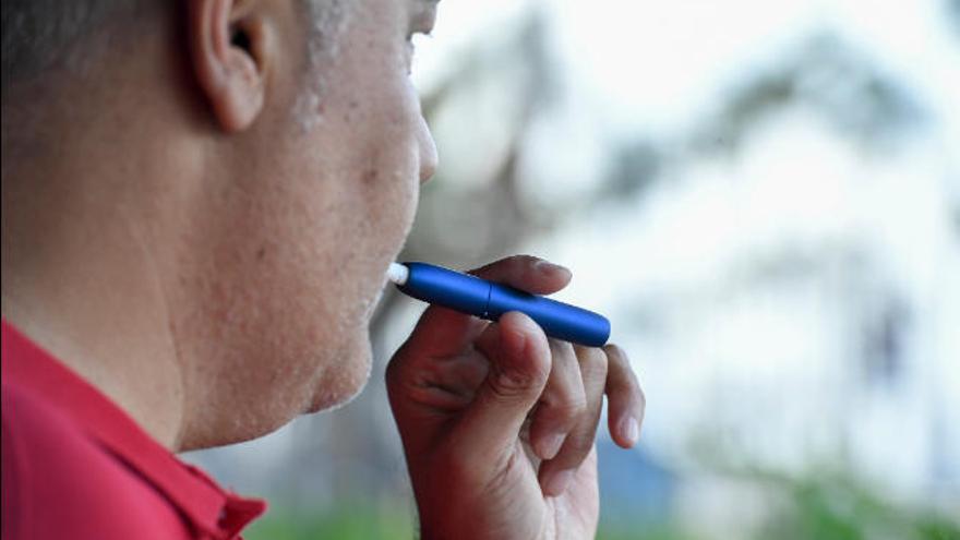 Un hombre consume nicotina a través de un cigarrillo electrónico, que evita la combustión del cigarro.