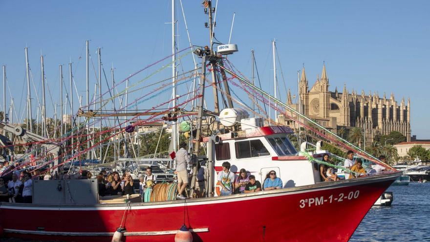 Sant Pere navega la bahía de Palma con ‘alegría’