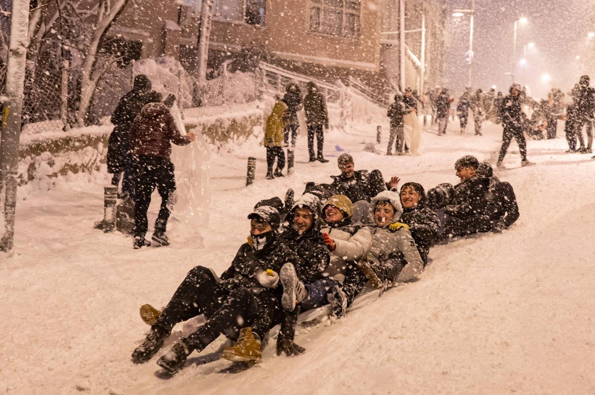 Juegos en la nieve en el distrito de Kucukcekmece, en Estambul.