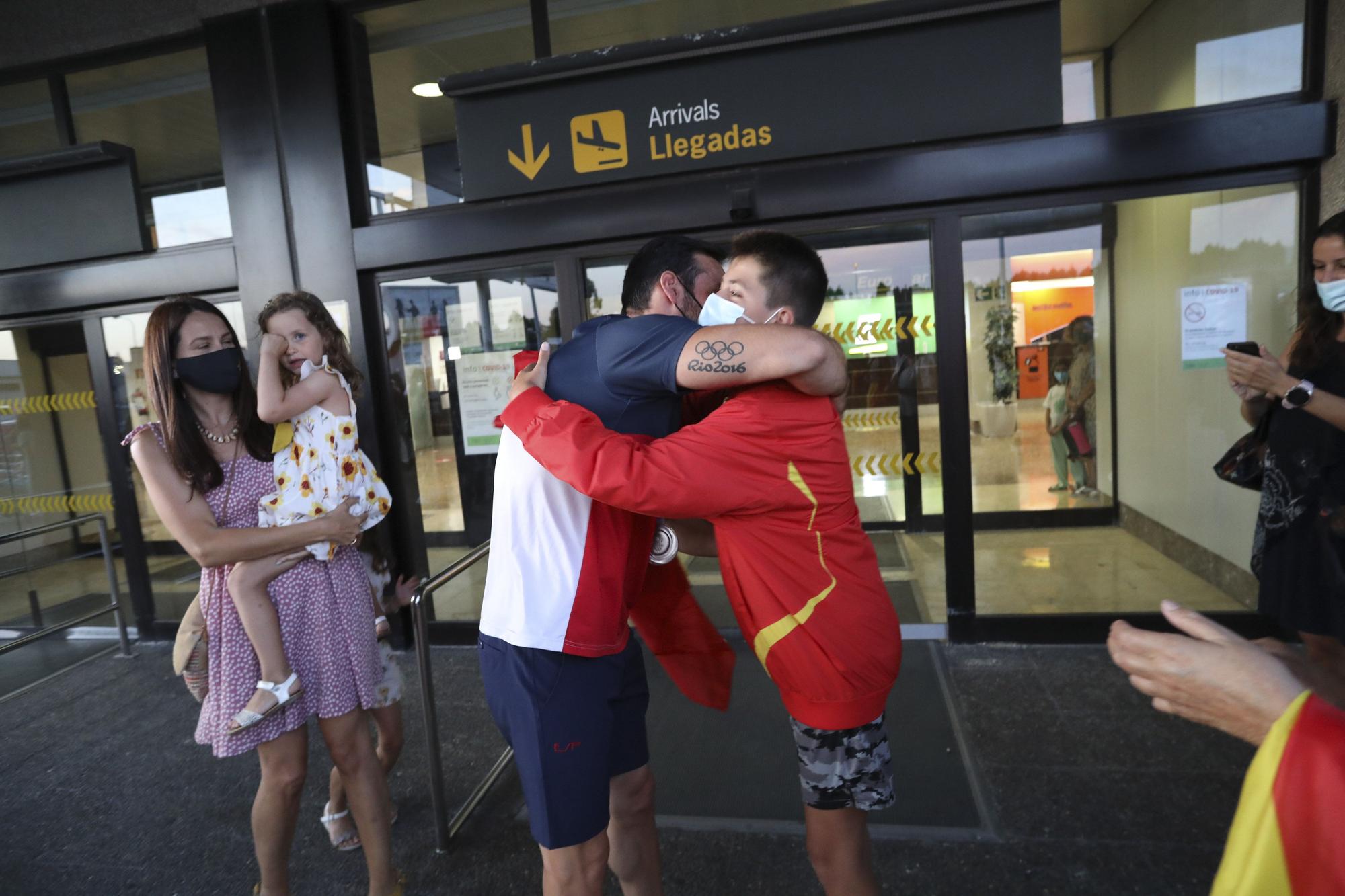 Así fue la llegada de Saúl Craviotto y del equipo olímpico de piragüismo al aeropuerto de Asturias