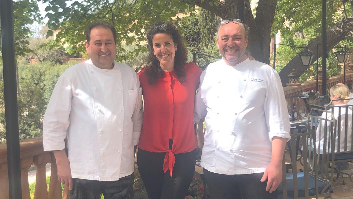 Hanna Bornebush con los cocineros Guillermo Méndez y Toni Torres.