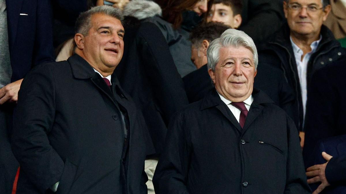 Los presidentes del FC Barcelona, Joan Laporta y del Atlético de Madrid, Enrique Cerezo