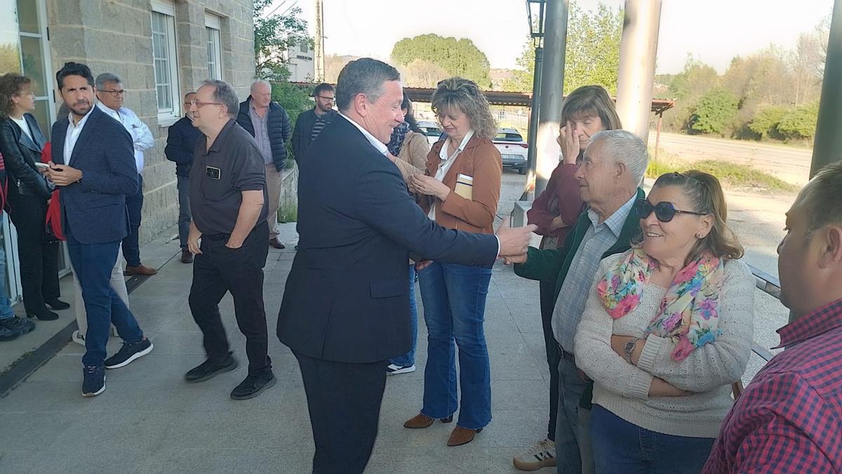 El presidente de la Diputación, Javier Faúndez, tras el encuentro con alcaldes y concejales de Sanabria.