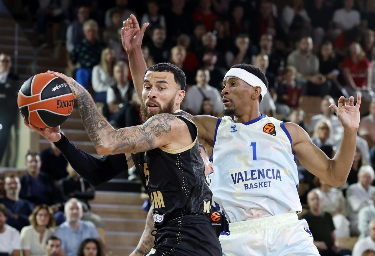 Mike James, ante Kameron Taylor en el partido del viernes en Mónaco.
