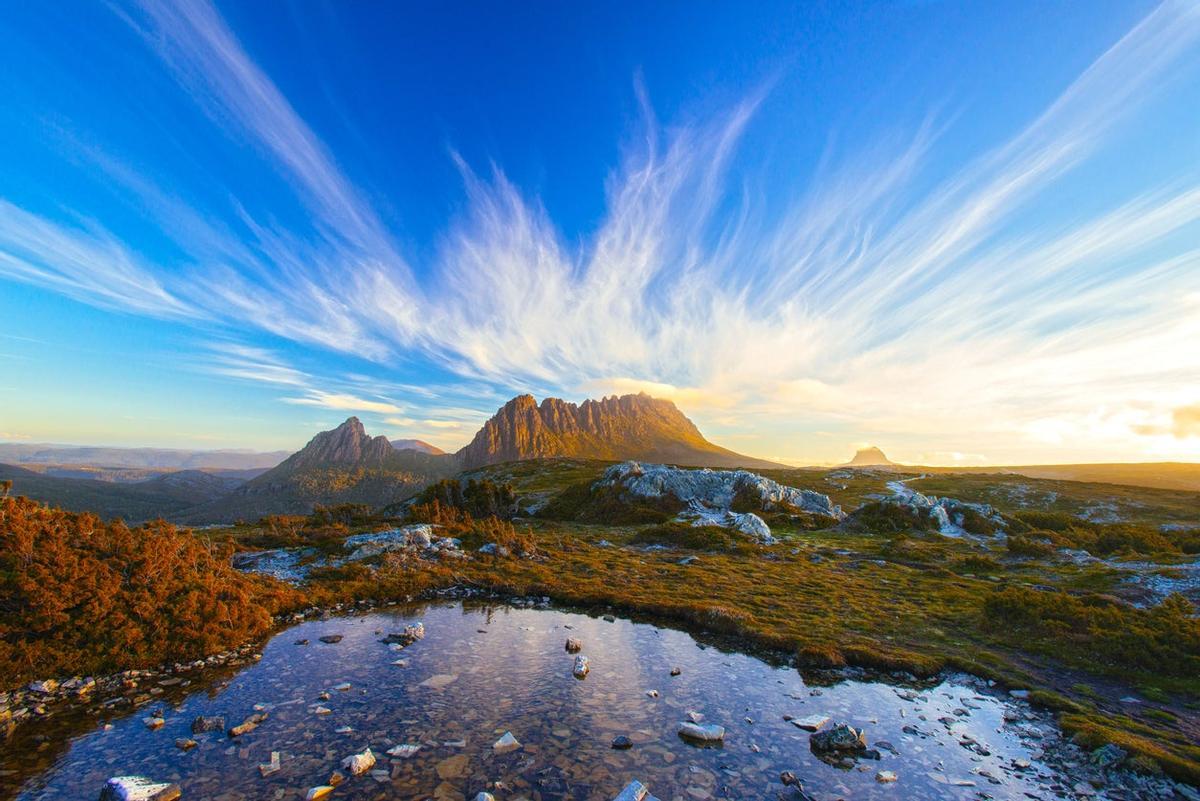 Empezamos el viernes con la mente en la montaña Cradle, situada en el Parque Nacional Cradle Mountain-Lake St. Clair, en Tasmania, Australia. La altura de este monte es de 1.545 sobre el nivel del mar, y gracias a su belleza natural, es uno de los lugares más visitados de la isla de Tasmania. Esperamos, muy pronto, poder contemplar este paisaje en directo.