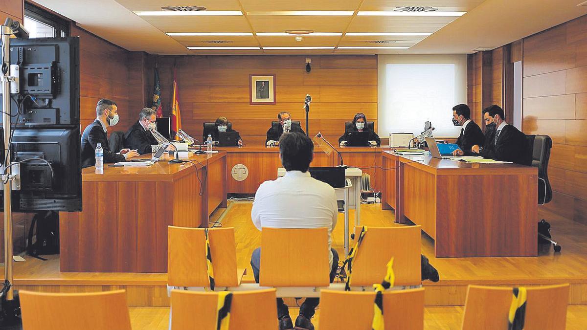 Imagen del condenado, sentado en el banquillo de los acusados de la Audiencia Provincial de Castellón.