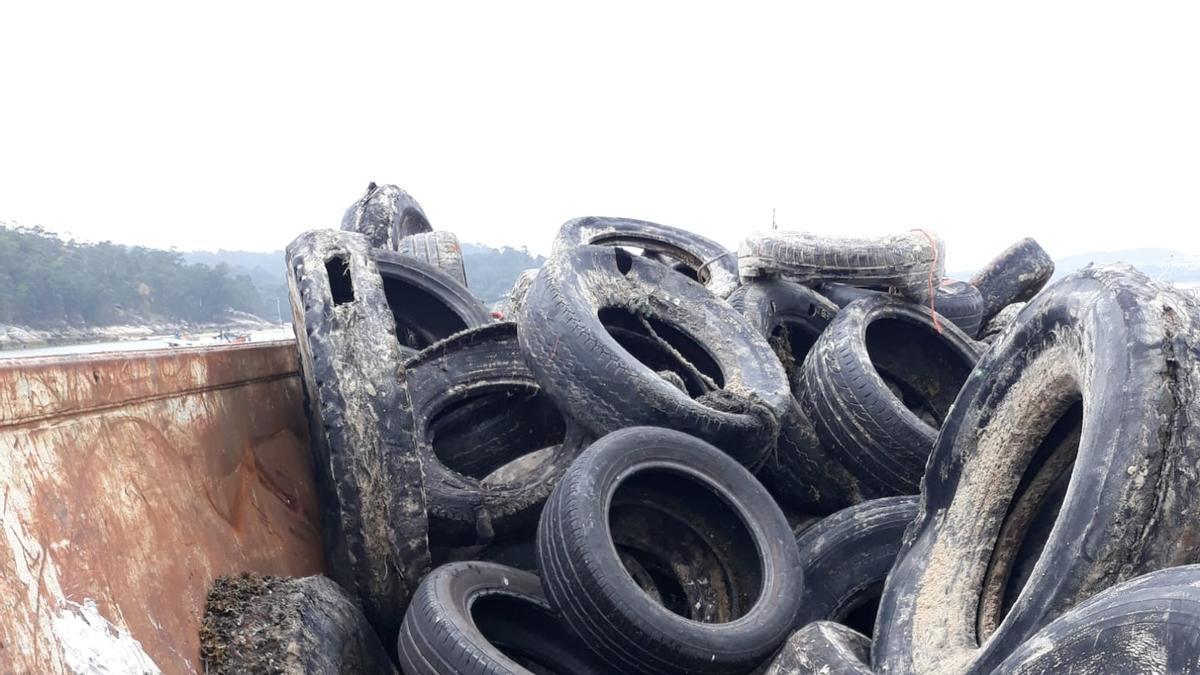 Neumáticos recogidos en la limpieza de las playas de O Grove