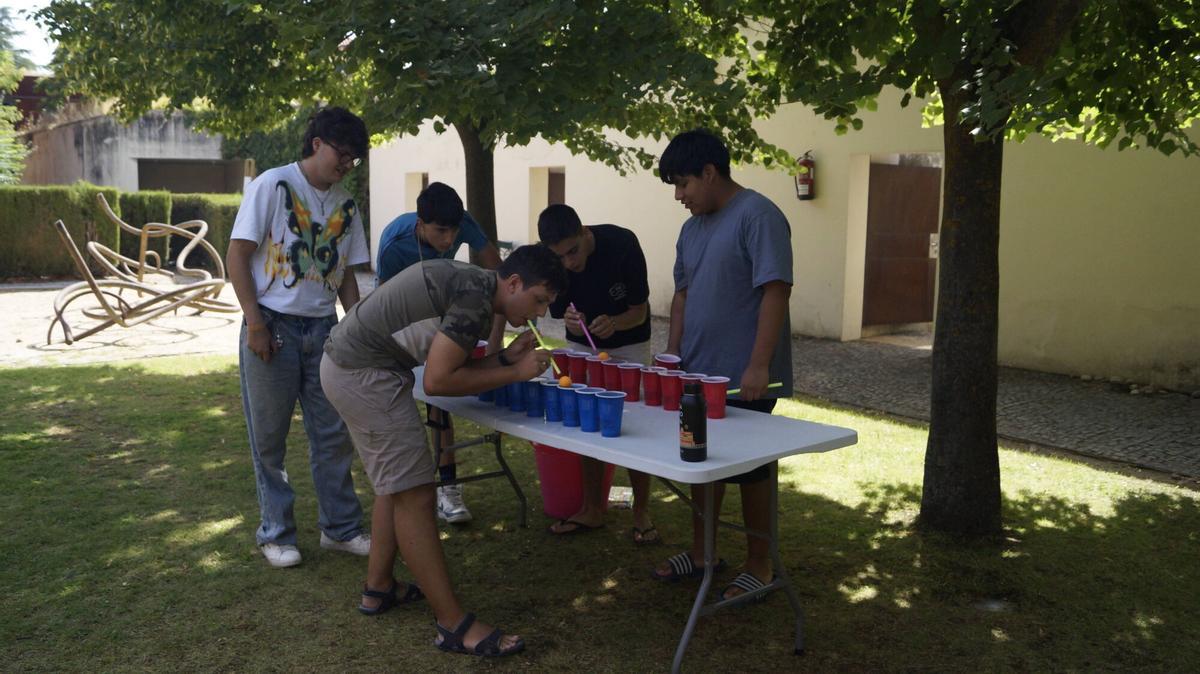 Visita del presidente en funciones de la Diputación de Zamora, Víctor López de la Parte y el diputado de Juventud y Deportes, Juan del Canto Sevillano al Campamento de Transfronterizo 2025. Fundación Rei Afonso Henriques, Zamora.