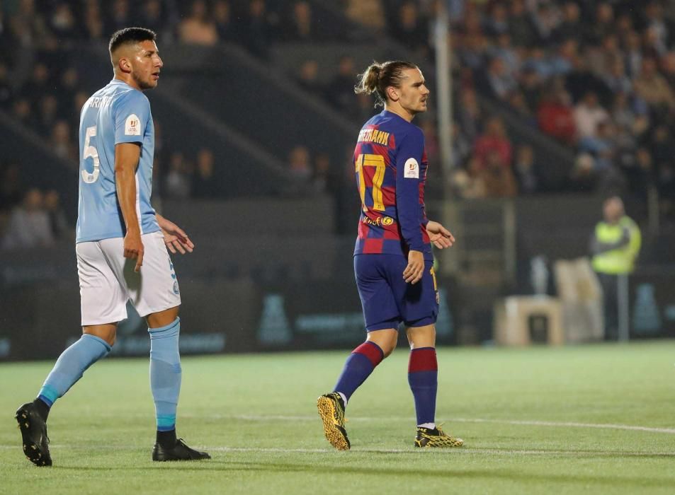 El delantero del FC Barcelona Antoine Griezmann (d), junto al defensa del UD Ibiza Mariano Gómez, este miércoles, durante el partido de dieciseisavos de final de la Copa del Rey que se disputa en el estadio de Can Misses