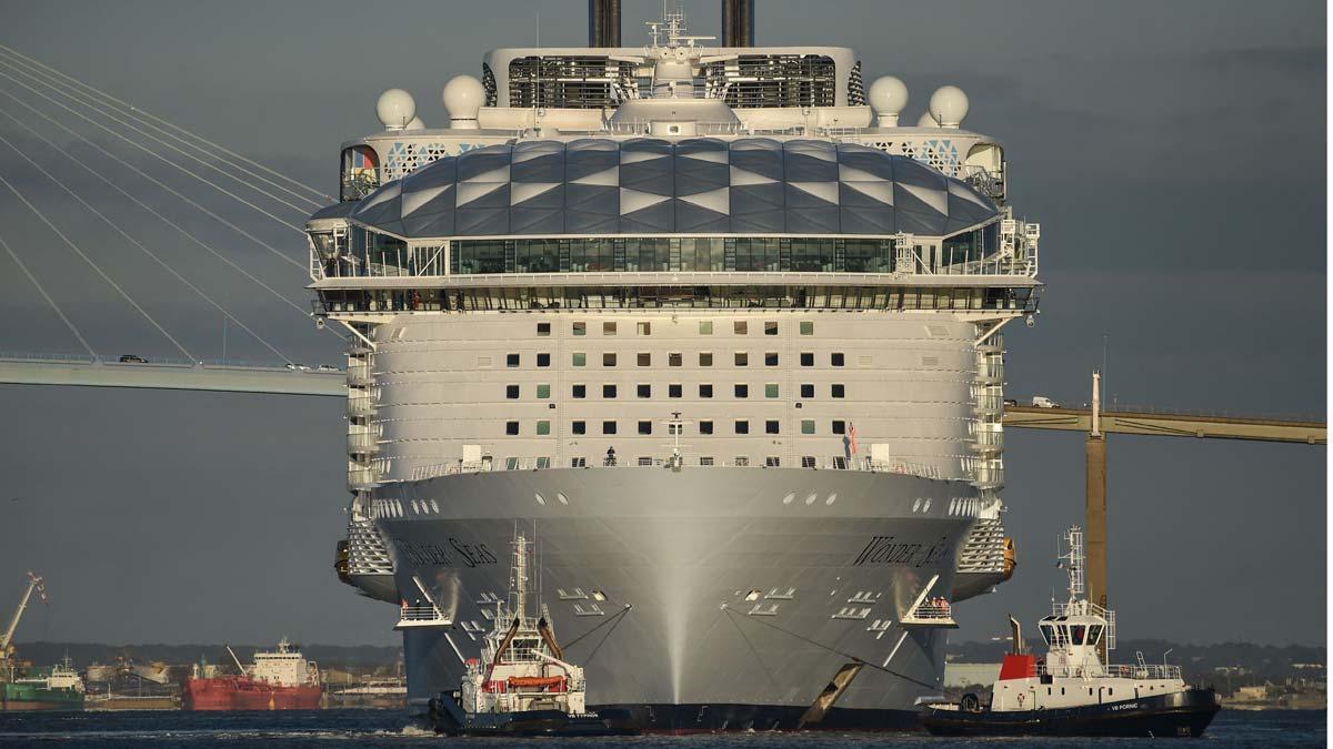 Un gigantesco crucero en el puerto de Barcelona