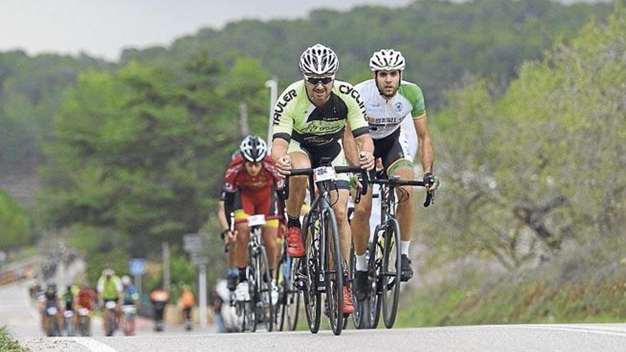 Ciclistas pasados por agua