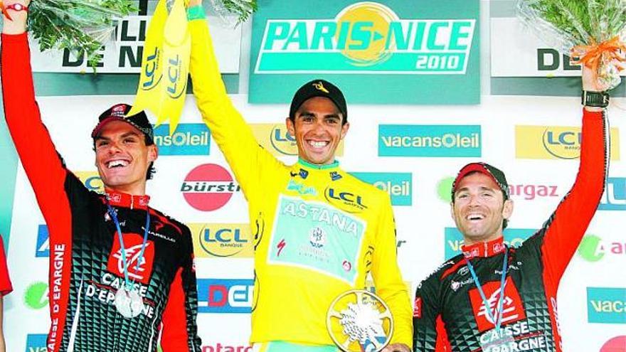 Contador, en el centro, escoltado por Luis León Sánchez, a la izquierda, y Alejandro Valverde.