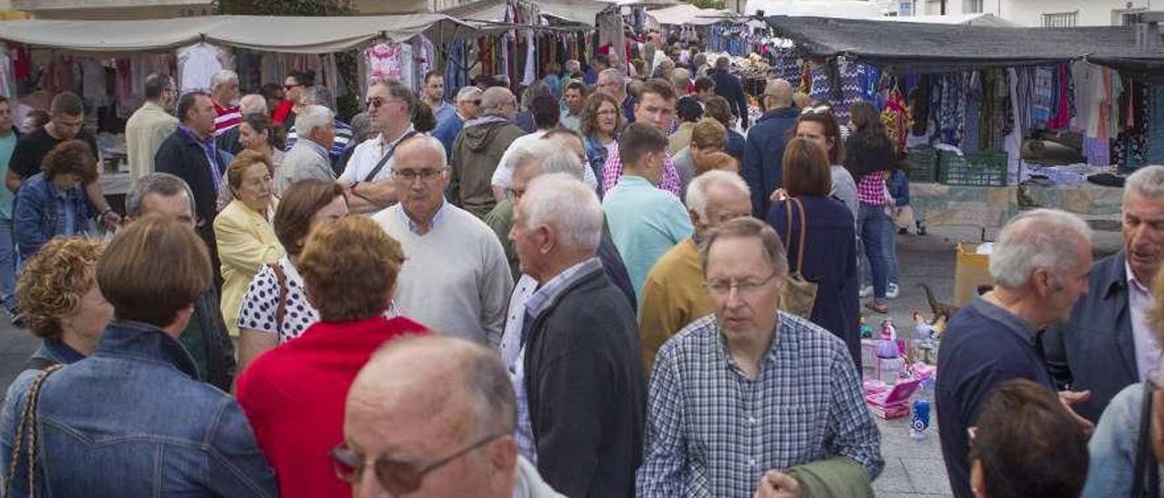 La &#039;feira do doce&#039; de Agolada congregó ayer a gran afluencia de visitantes. // Bernabé/Ana Agra