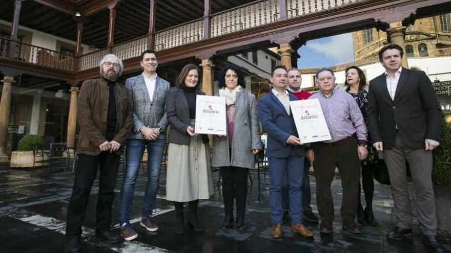 Ceferino Cimadevilla, presidente de la asociación de sumilleres; David Fernández, de Gustatio; Begoña López, directora general de Desarrollo Rural; Begoña Cueto, edil de Cangas del Narcea; José María Martínez, presidente de la DOP Vino de Cangas; el viticultor José Manuel Arias, el bodeguero Antonio Álvarez; Alicia Fernández, de la DOP Vino de Cangas, y José Luis Álvarez Almeida, presidente de Otea, ayer, en la presentación de &quot;Atlantic&quot;.