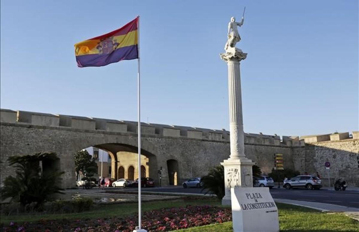 La bandera republicana izada en la Plaza Constitución de Cádiz.