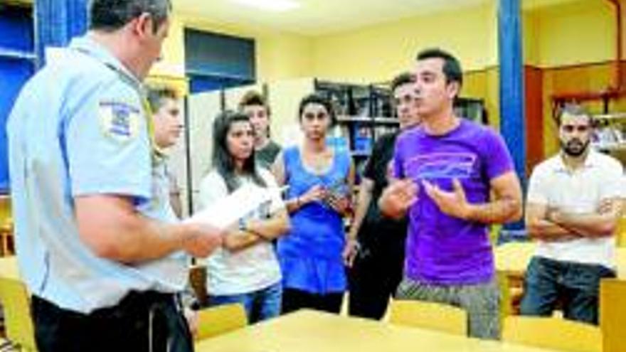 Estudiantes inician un encierro en la biblioteca de la universidad