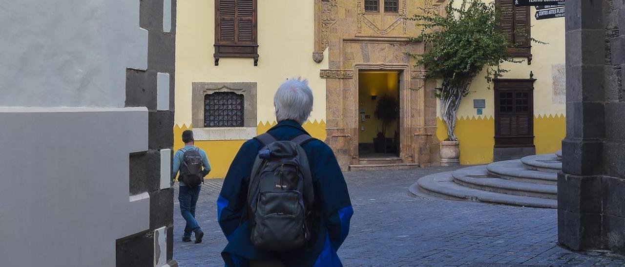 Un turista pasea por Las Palmas de Gran Canaria.