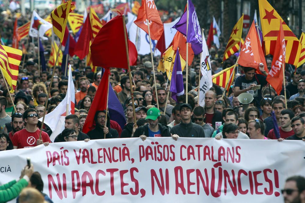 Manifestación en Valencia con motivo del 25 d'Abril