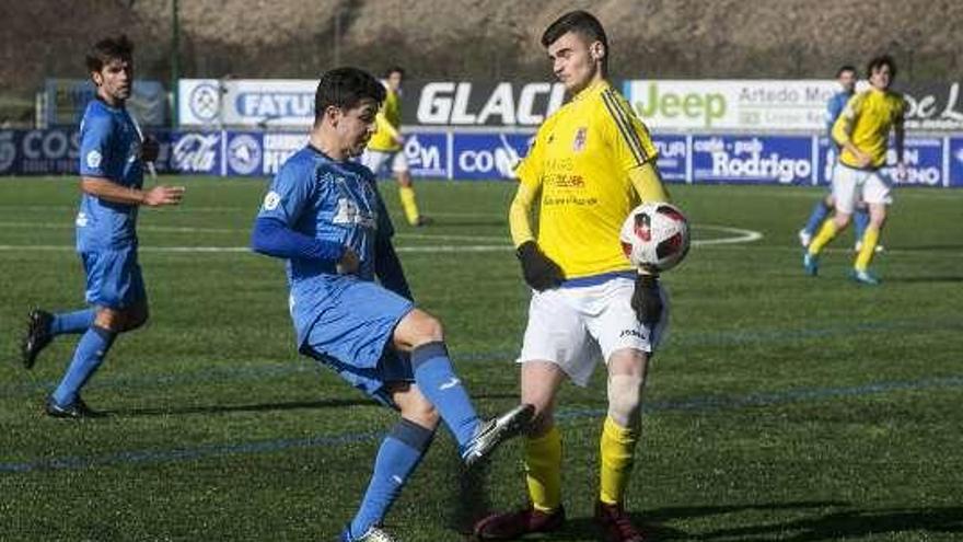 Coutado controla el balón ante un jugador del San Claudio.