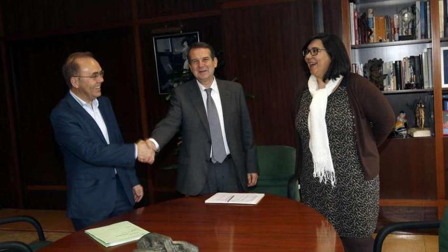 Caballero recibió en la sede consistorial de Praza do Rei al regidor de Ponteareas, Xosé Represas (BNG), y a la teniente de alcalde de la localidad, María Jesús Garrote (PSOE). // Ricardo Grobas