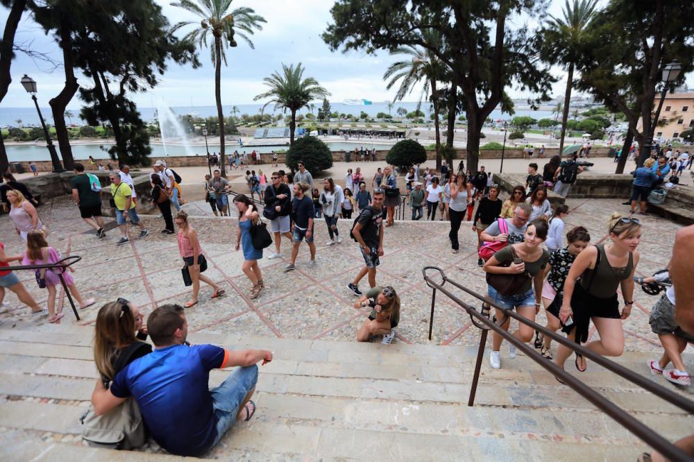 Operación nube: los turistas llenan Palma y atascos en los accesos