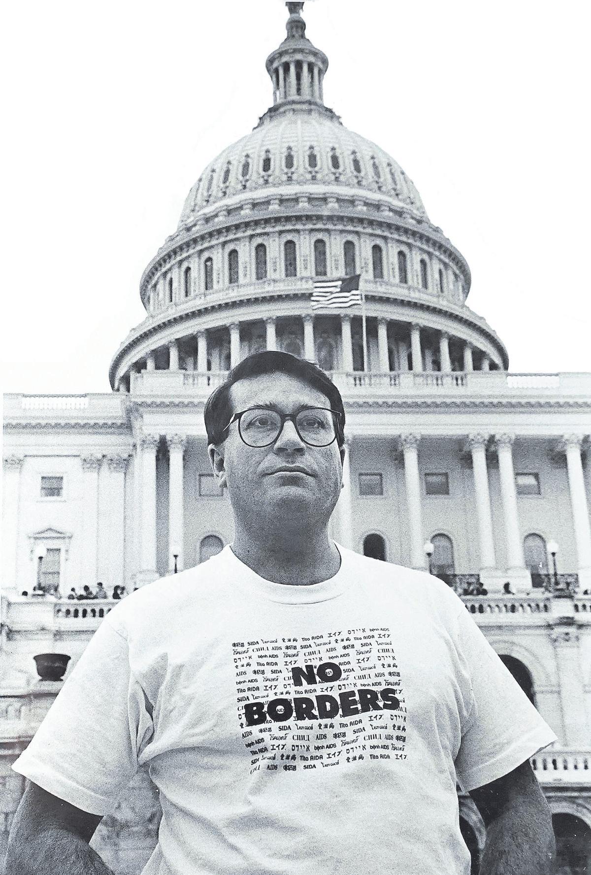 Tomás Fábregas luce la camiseta con el lema &quot;No Borders&quot; a los pies del Capitolio
