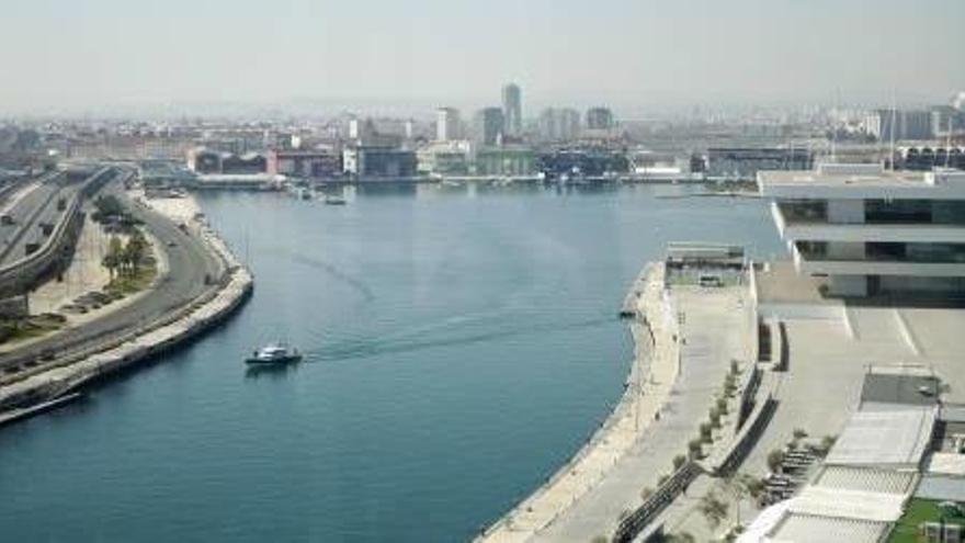 El canal de la marina real Juan Carlos I, con el Veles e Vents a la derecha.