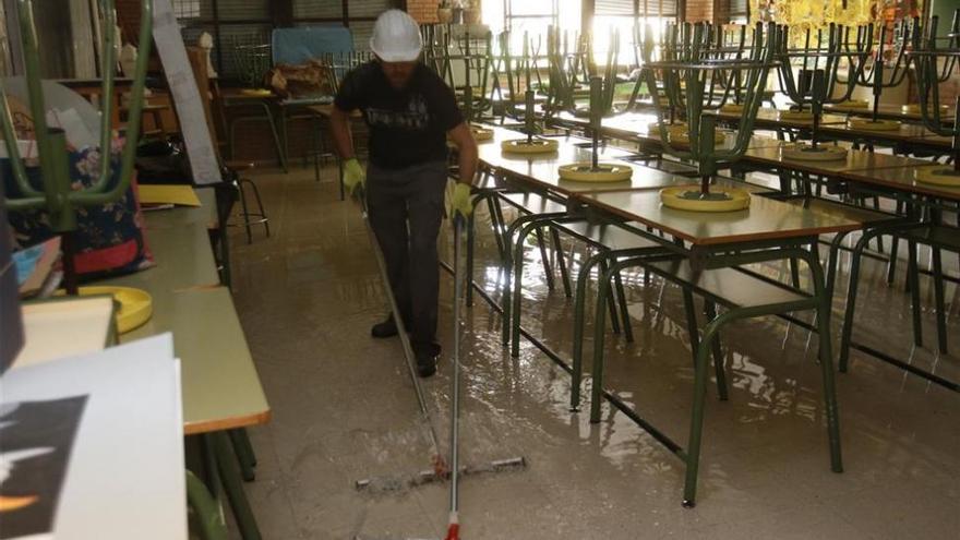La rotura de una tubería impide las clases en el IES Medina Azahara