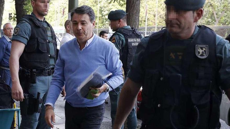 Los agente de la UCO llevan a Ignacio González llega al registro de su oficina. // Efe