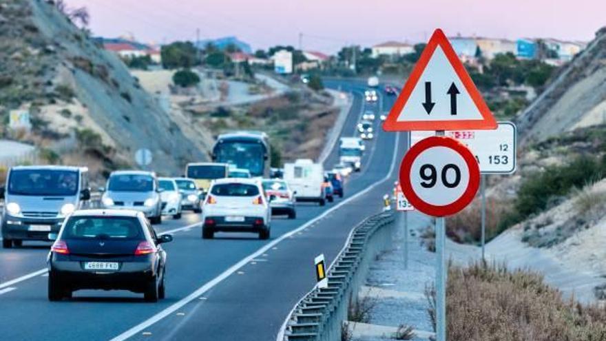 Señal de tráfico en la carretera N-332 en La Vila con el 90 ya incorporado.