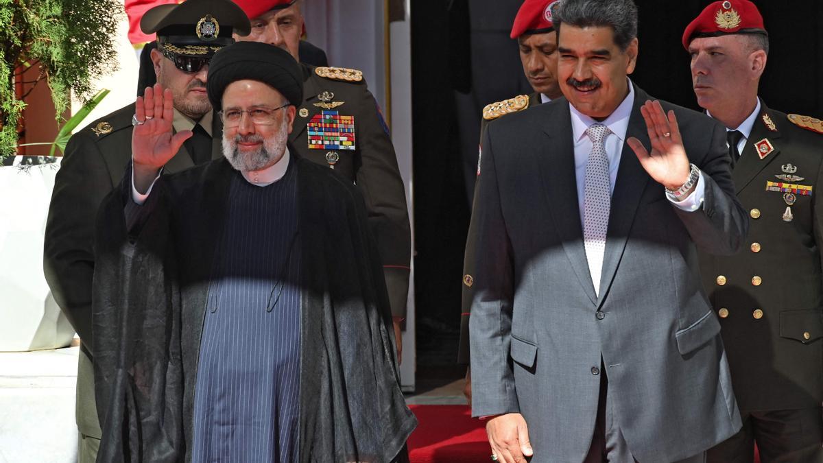 El presidente de Irán, Ebrahim Raisi, a la izquierda, junto a su homólogo venezolano, Nicolás Maduro, en Caracas.